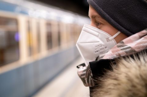 Coronavirus: Ein Frau mit FFP2-Maske wartet in einer U-Bahnstation auf die Bahn