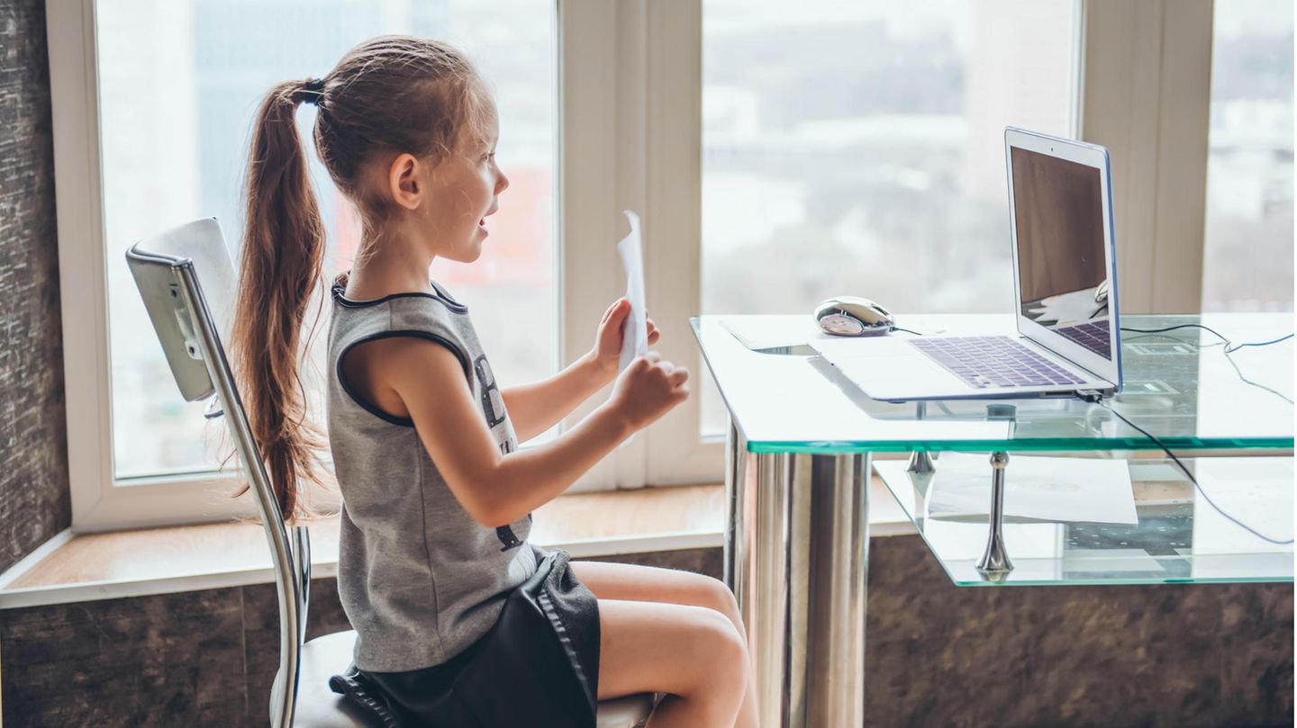 Mädchen im Online-Unterricht vor Computer