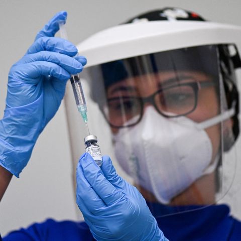 Coronavirus Biontech Impfstoff: Eine Spritze wird vorbereitet