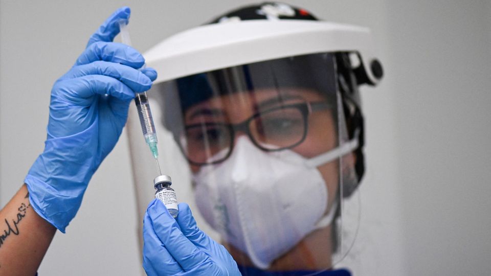 Coronavirus Biontech Impfstoff: Eine Spritze wird vorbereitet