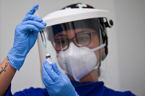 Coronavirus Biontech Impfstoff: Eine Spritze wird vorbereitet
