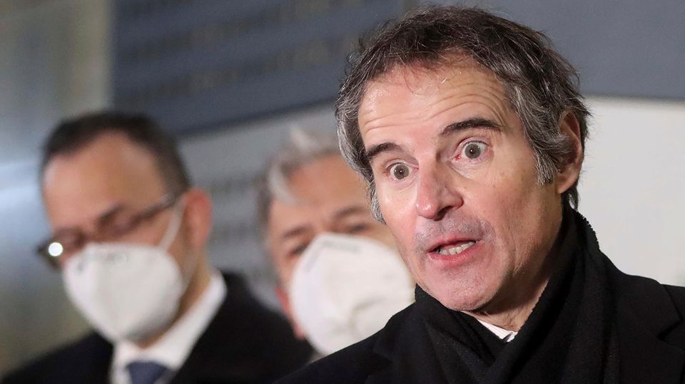 Rafael Grossi IAEO Ein Mann mit grau melierten Haaren und in schwarzem Mantel gestikuliert beim Sprechen mit aufgerissenen Augen