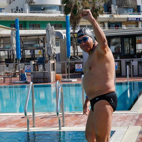 Besucher eines Schwimmbads in Tel Aviv