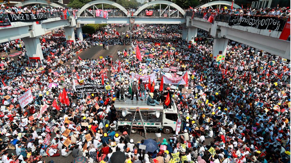 Myanmars Militärjunta warnt, dass Demonstranten "ums Leben kommen" könnten Myanmar, Rangun: Demonstranten versammeln sich zu einem Protest in der Innenstadt