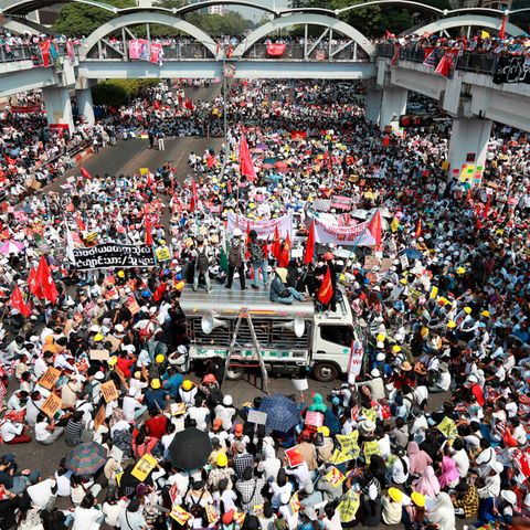 Myanmar, Rangun: Demonstranten versammeln sich zu einem Protest in der Innenstadt