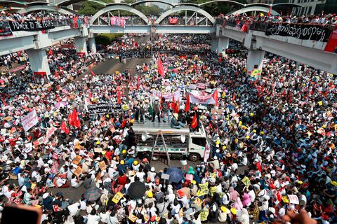 Myanmar, Rangun: Demonstranten versammeln sich zu einem Protest in der Innenstadt