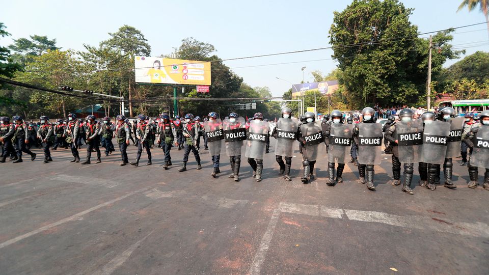 Myanmar, Rangun: Polizisten rücken auf einer Strasse in der Nähe der US-Botschaft vor