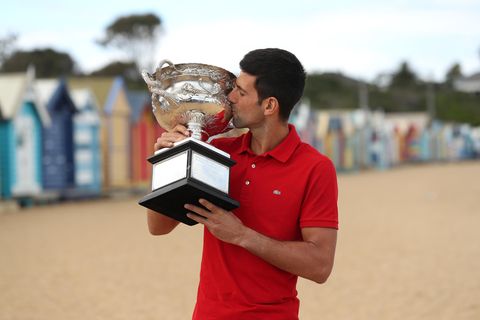 Novak Djokovic mit dem Pokal der Australian Open
