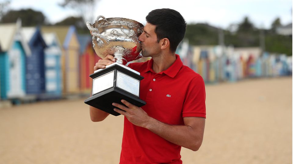 Novak Djokovic mit dem Pokal der Australian Open