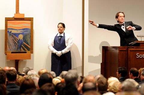 Auktionator und und Munch-Gemälde vor einem bietenden Publikum