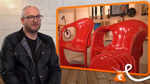 Bares für Rares Experte Sven Deutschmanek sitzt in Pulheim in Studio und spricht über die roten Stühle