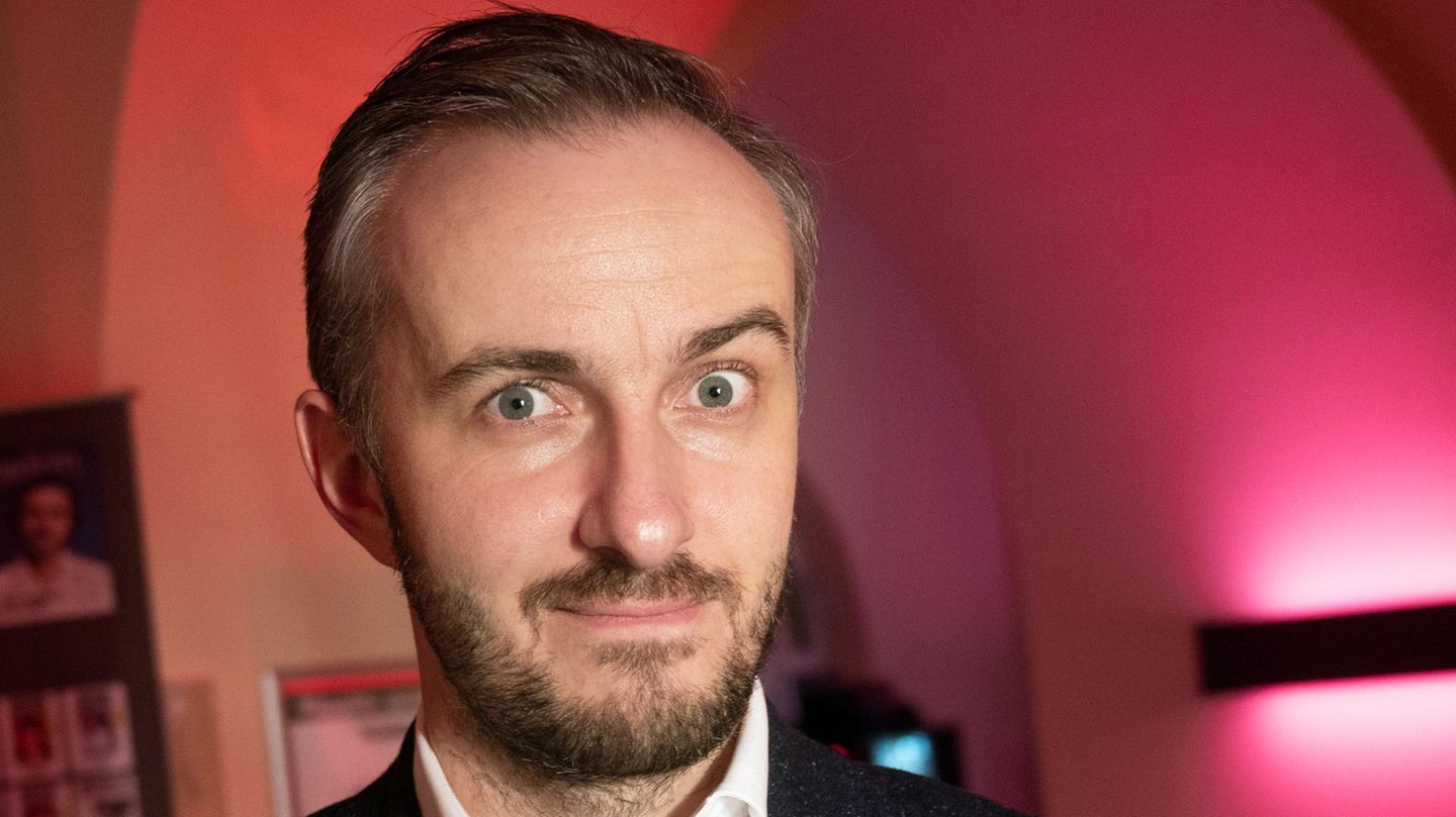 Jan Böhmermann lächelt bei der Preisverleihung der "Journalistinnen und Journalisten des Jahres 2019"