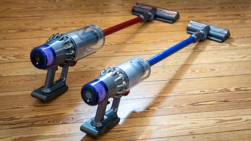 Links der Dyson V11 Outsize in rot, rechts das Modell Absolute Extra pro in blau. Vei beiden Geräten handelt es sich im Grunde um die gleiche Baureihe.