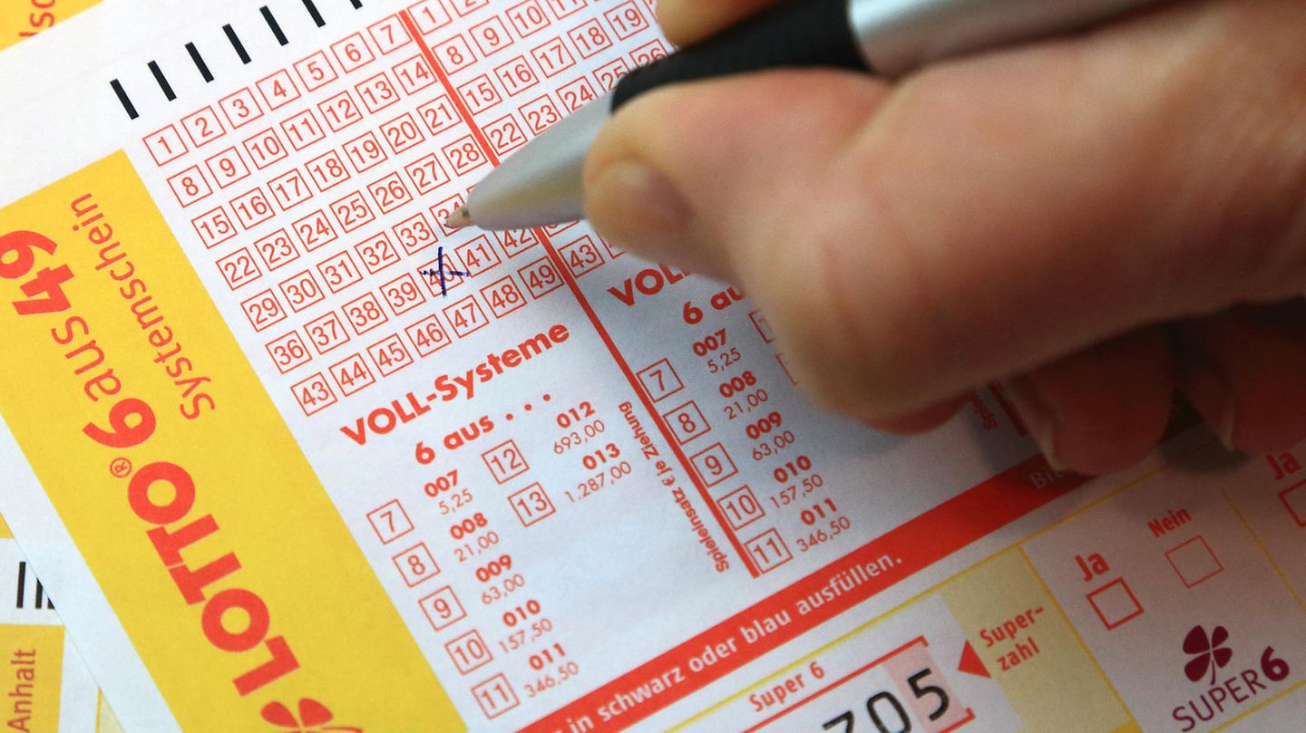 Spielscheine der Lotto Toto Sachsen-Anhalt GmbH werden ausgefüllt.