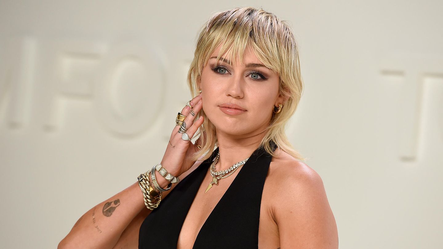Miley Cyrus schreibt auf Instagram, sie sei Hals über Kopf in ihrer neuen Schützling verliebt