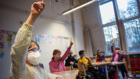 Eine Schülerin einer 4. Klasse hebt im Unterricht an der Grundschule Russee in Kiel die Hand