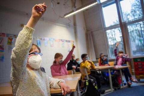 Eine Schülerin einer 4. Klasse hebt im Unterricht an der Grundschule Russee in Kiel die Hand