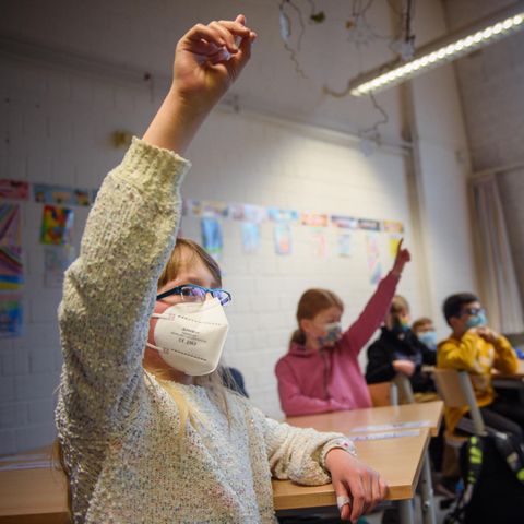 Eine Schülerin einer 4. Klasse hebt im Unterricht an der Grundschule Russee in Kiel die Hand
