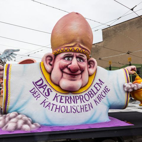 Wagen von Jacques Tilly - Bischofsfigur mit riesiger Eichel als Bischofshut