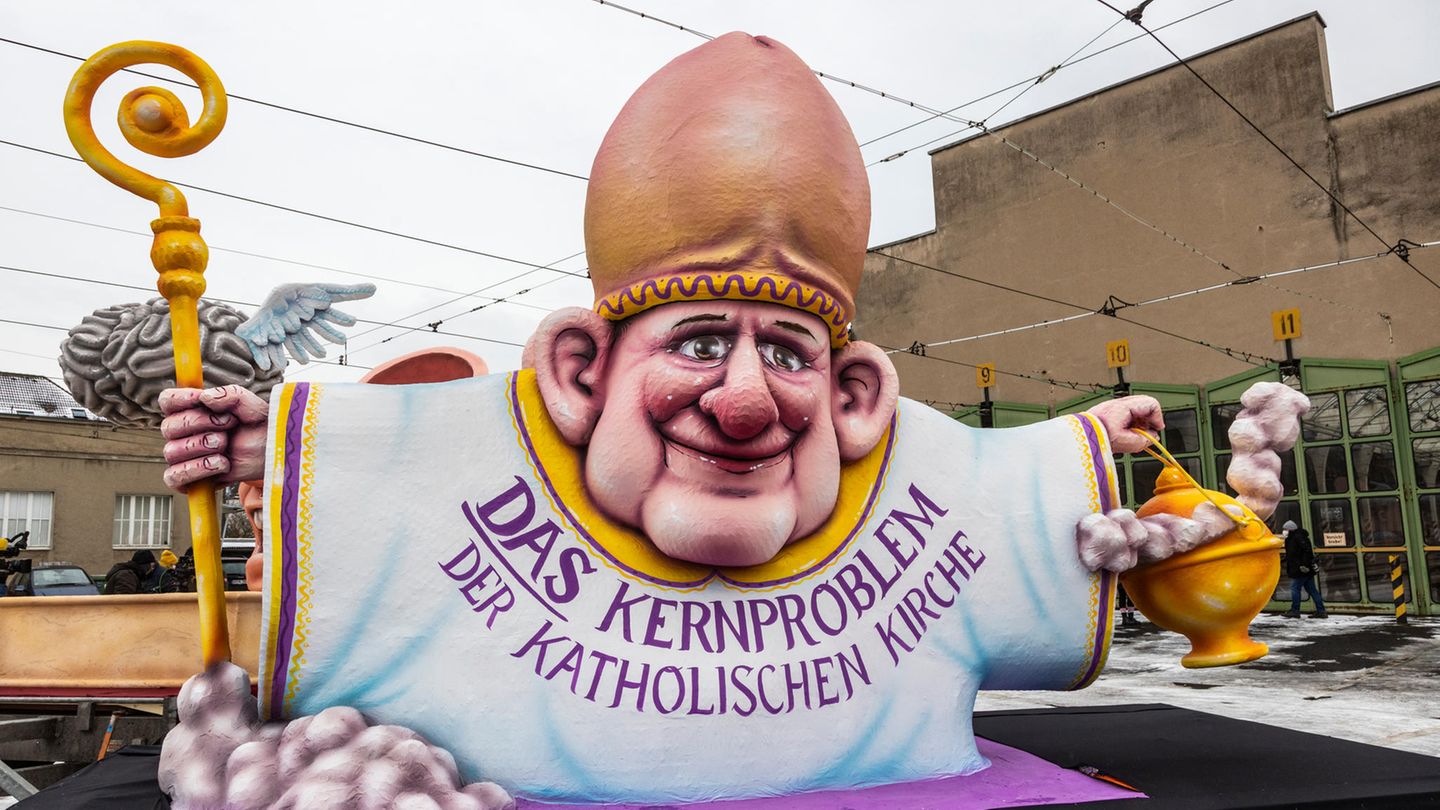 Wagen von Jacques Tilly - Bischofsfigur mit riesiger Eichel als Bischofshut