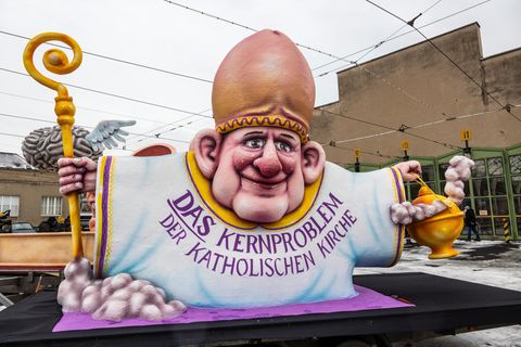 Wagen von Jacques Tilly - Bischofsfigur mit riesiger Eichel als Bischofshut