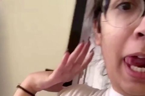 Nur die Handfläche auf die Schulter: TikTok-User verzweifeln an neuer Challenge