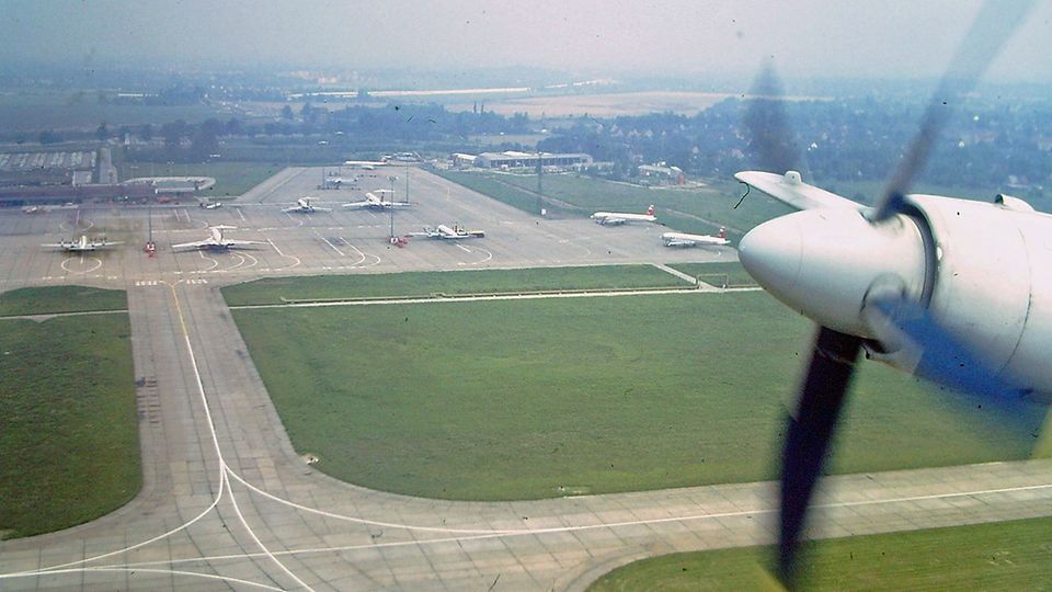 Start in Schönefeld im Jahre 1986: Am Boden stehen Flugzeuge vom Typ Tupolew Tu-134, Iljuschin Il-62 und Il-18 der Interflug.