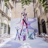 Übergroße Kunstfiguren in Pucci-Optik