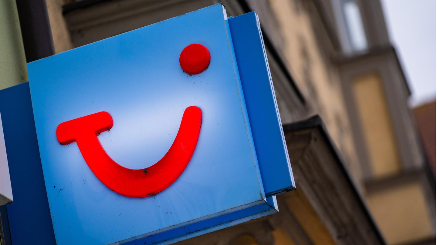 Das Logo des Reiseunternehmens TUI ist an der Fassade eines Reisehändlers angebracht