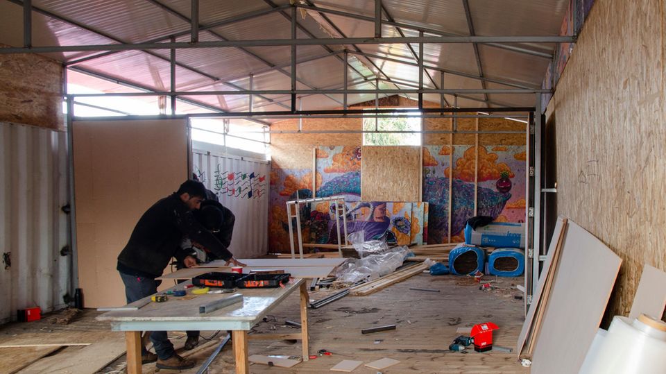 Bauarbeiten an der Schule auf dem Gelände des One Happy Family Community Centers für Flüchtlinge auf Lesbos Bauarbeiten an der Schule auf dem Gelände des One Happy Family Community Centers für Flüchtlinge auf Lesbos