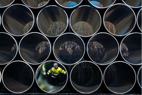 Ein Mitarbeiter prüft tonnenschwere Rohre für die zukünftige Ostsee-Erdgastrasse Nord Stream 2