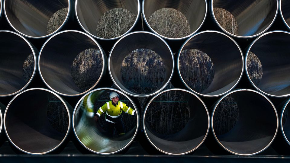 Ein Mitarbeiter prüft tonnenschwere Rohre für die zukünftige Ostsee-Erdgastrasse Nord Stream 2