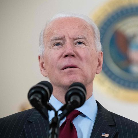 Joe Biden spricht in zwei Mikrofone