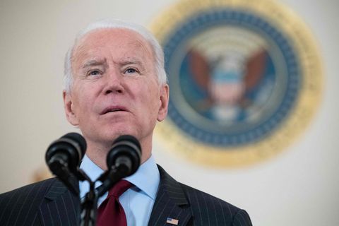 Joe Biden spricht in zwei Mikrofone