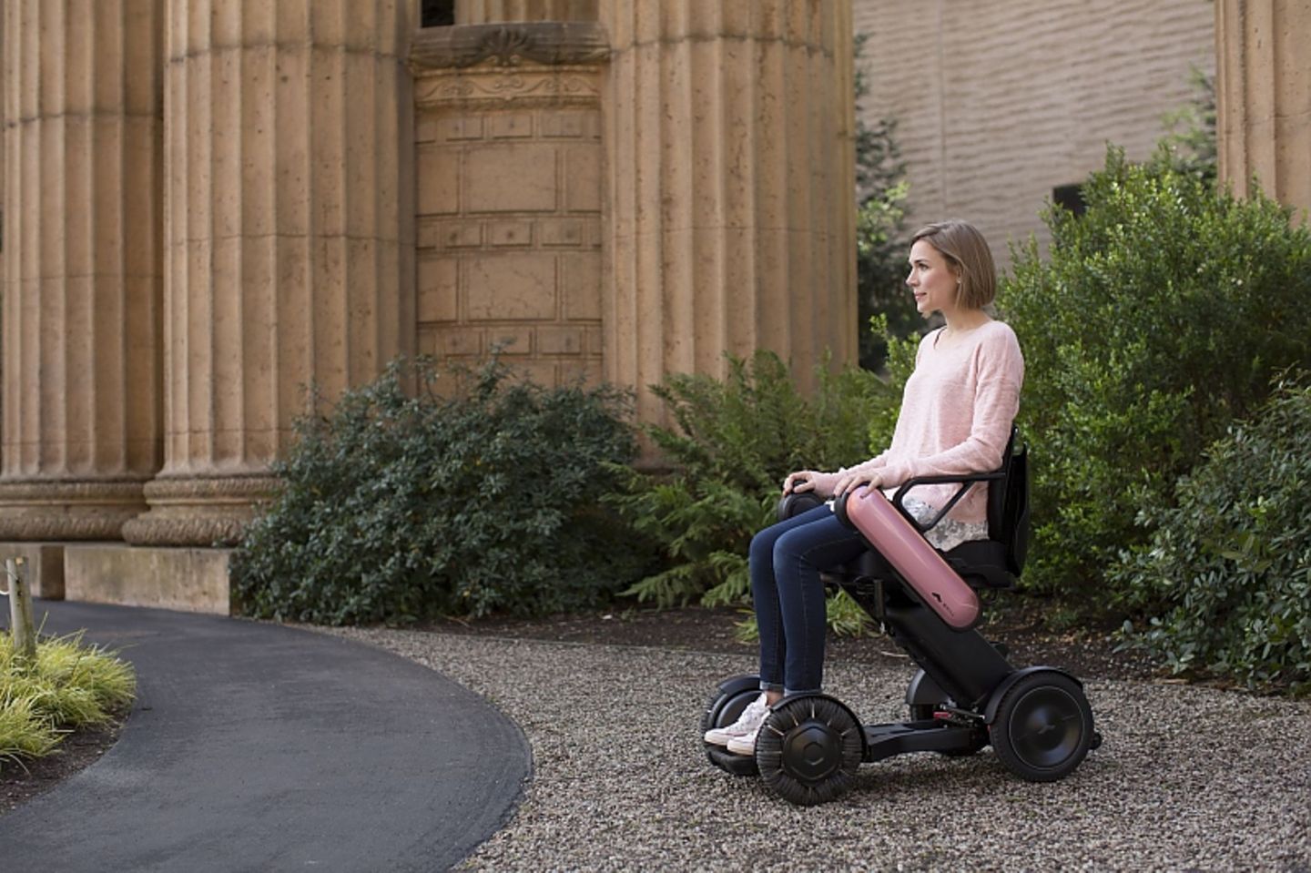 Mit dem Whill Model-C E-Rollstuhl ist man auch bei Kies mobil