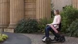 Mit dem Whill Model-C E-Rollstuhl ist man auch bei Kies mobil