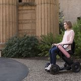 Mit dem Whill Model-C E-Rollstuhl ist man auch bei Kies mobil