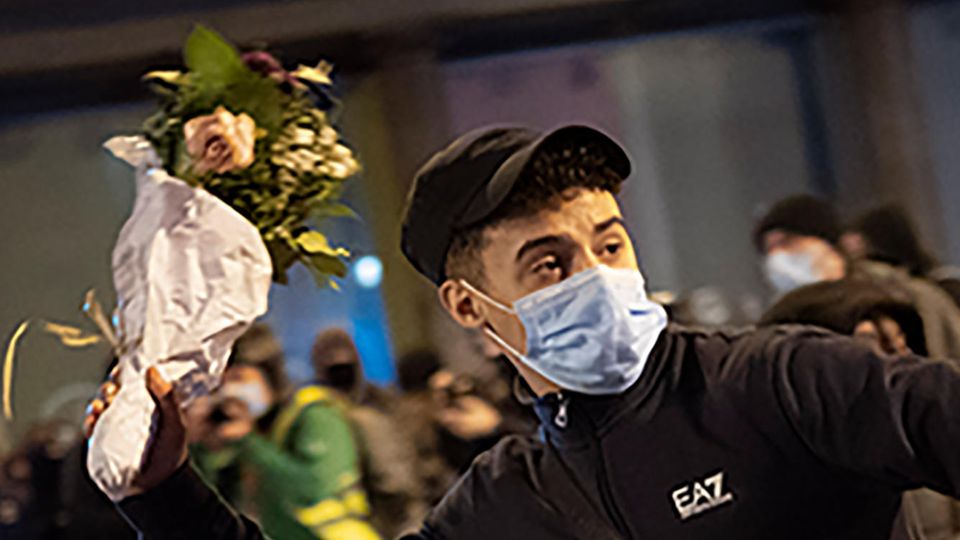 Barcelona Proteste Jugendlicher Blumenstrauß