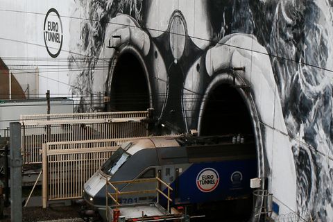 Ein leerer Zug verlässt den Eurotunnel