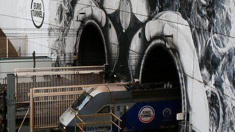 Ein leerer Zug verlässt den Eurotunnel