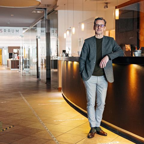 Der Mittelständler Götz Diederich kam gut durch die erste Welle – 150.000 Euro Hilfe nach kurzer Bearbeitungszeit. Doch dann hakte es. Mittlerweile sitzt Diederichs auf unbezahlten Rechnungen in Höhe von 110.000 Euro. "Dass in einem so großen Land wie unserem nicht alles von heute auf morgen geht, leuchtet mir ein. Aber monatelang warten?“