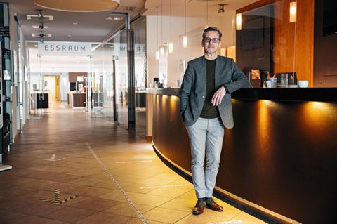 Der Mittelständler Götz Diederich kam gut durch die erste Welle – 150.000 Euro Hilfe nach kurzer Bearbeitungszeit. Doch dann hakte es. Mittlerweile sitzt Diederichs auf unbezahlten Rechnungen in Höhe von 110.000 Euro. "Dass in einem so großen Land wie unserem nicht alles von heute auf morgen geht, leuchtet mir ein. Aber monatelang warten?“