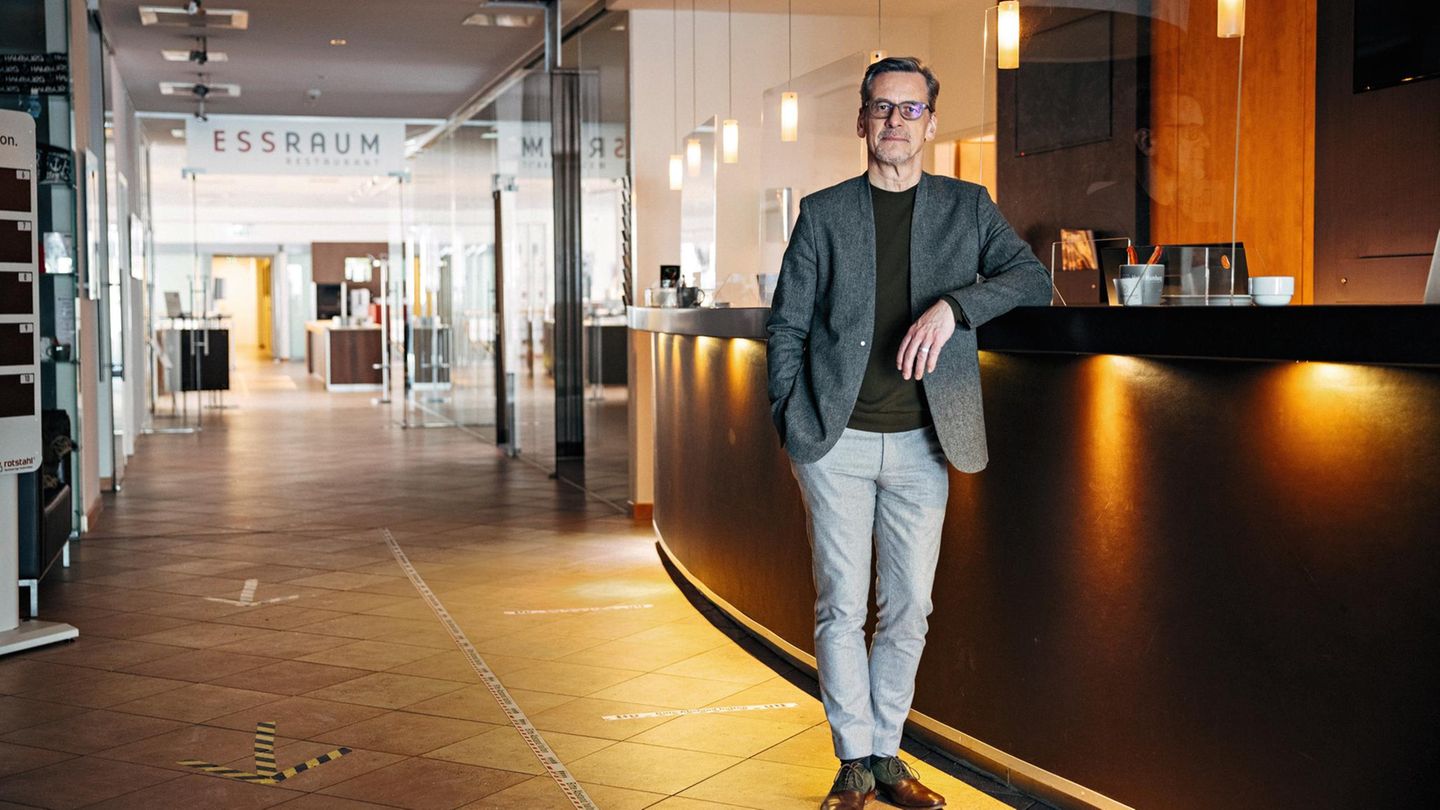 Der Mittelständler Götz Diederich kam gut durch die erste Welle – 150.000 Euro Hilfe nach kurzer Bearbeitungszeit. Doch dann hakte es. Mittlerweile sitzt Diederichs auf unbezahlten Rechnungen in Höhe von 110.000 Euro. "Dass in einem so großen Land wie unserem nicht alles von heute auf morgen geht, leuchtet mir ein. Aber monatelang warten?“