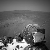 Selfie von Mars Perseverance vor der Landschaft des Jezero Krater