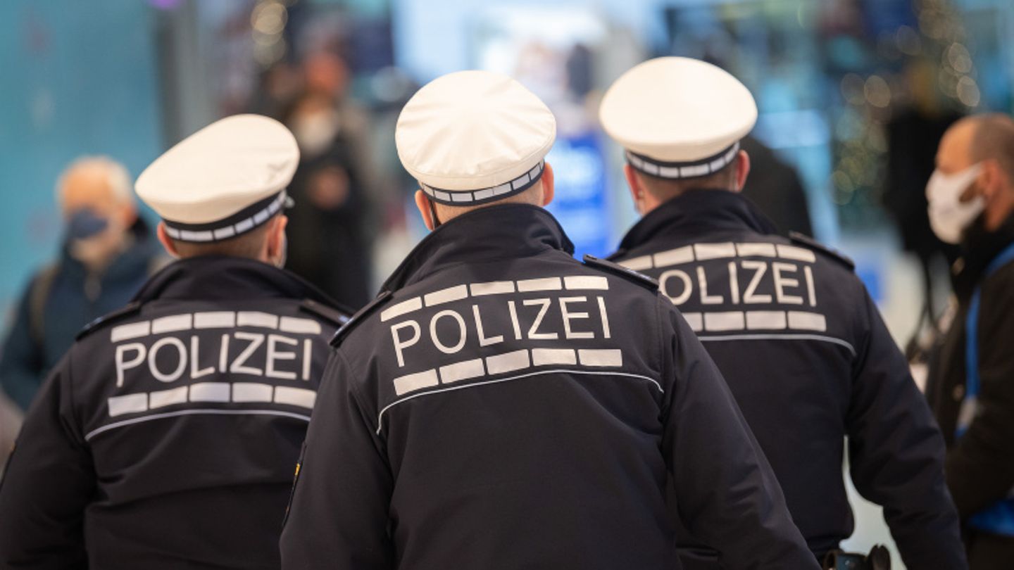 Drei Polizisten kontrollieren die Einhaltung der Mundschutz-Verordnung.