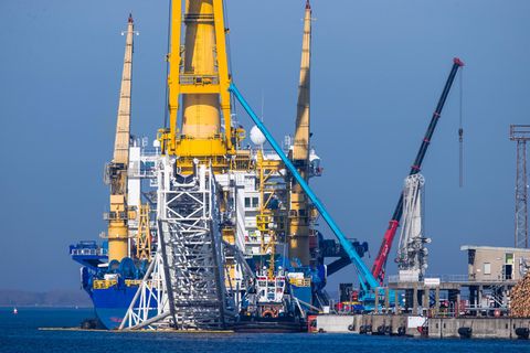 Ein Schlepper liegt hinter dem russischen Rohr-Verlegeschiff "Akademik Tscherski" im Seehafen. Das Spezialschiff wird derzeit mit weiterer Technik ausgerüstet.
