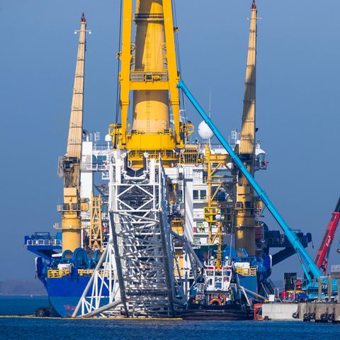 Ein Schlepper liegt hinter dem russischen Rohr-Verlegeschiff "Akademik Tscherski" im Seehafen. Das Spezialschiff wird derzeit mit weiterer Technik ausgerüstet.