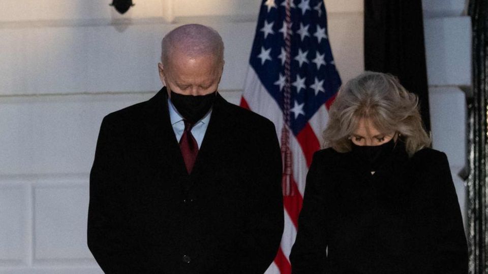 Joe und Jill Biden gedenken am Weißen Haus der 500.000 Corona-Toten in den USA Joe und Jill Biden gedenken am Weißen Haus der 500.000 Corona-Toten in den USA