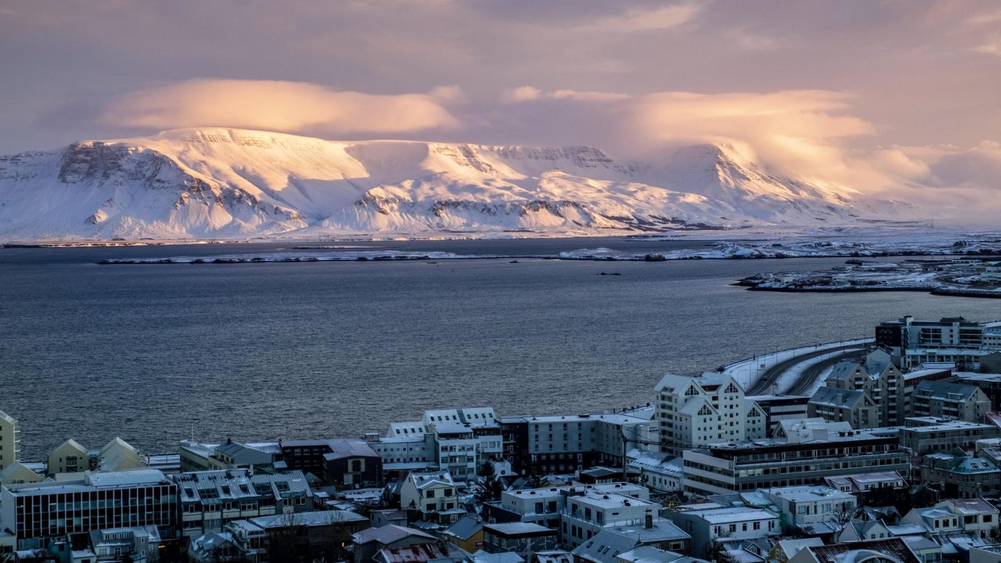Sonnenuntergang über dem Hafen von Reykjavik.