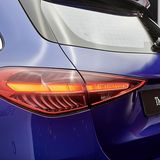 Die zweigeteilten Heckleuchten stehen der C-Klasse gut